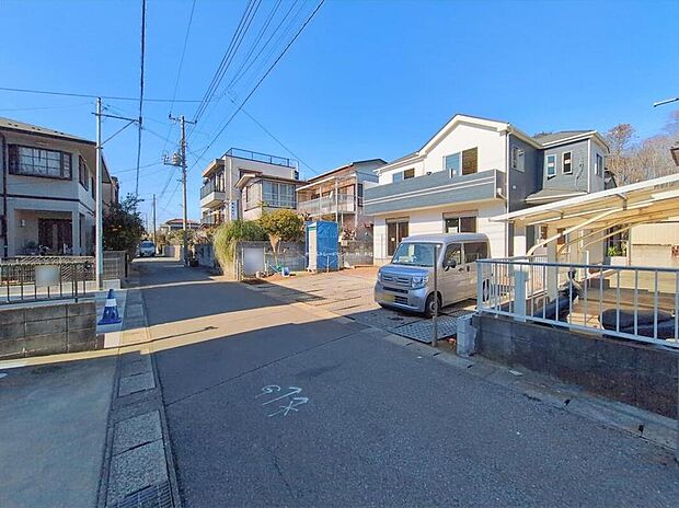 【前面道路含む現地写真】南からの陽光たっぷり降りそそぐ明るいお住まいです。どのお部屋も、採光良好な風通しの良い快適な空間となっております。