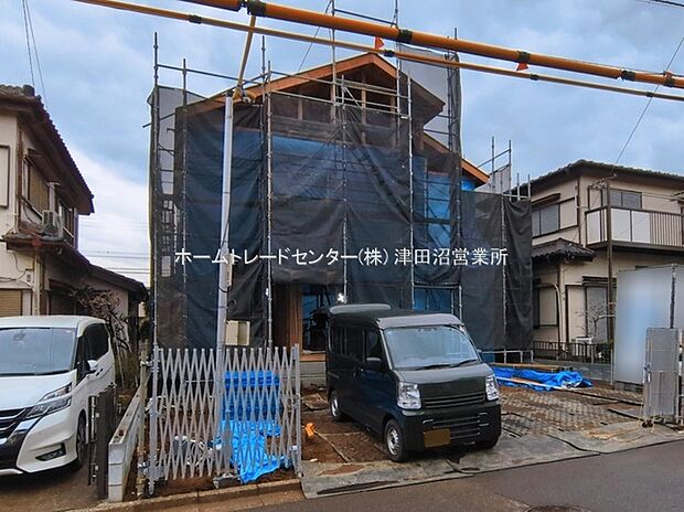 【前面道路含む現地写真】閑静な住宅地で子育て家族にピッタリ。毎日のお散歩も快適な緑に恵まれたエリアで、自然に包まれた穏やかな暮らしを実現するための、ゆとりある住環境が整っています。緑の潤いを感じながらホッと生活できそう。