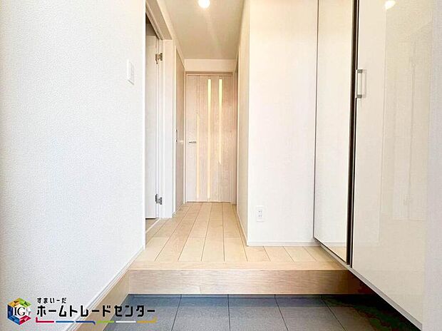 【玄関】散らかりがちな玄関もスッキリと保てる玄関収納は、家の中に入る時一番最初に目に付く場所だからこだわりたいですよね!木目調の落ち着いた雰囲気の色目が、お部屋の雰囲気をそのまま表している家の顔です。