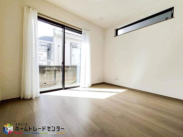 【リビング以外の居室】リビング横にある洋室は魅力的♪家族が増えた時の為に部屋数も確保しておきたい。そんな欲張りなニーズに応える間取りとして人気なのが、リビングからつながるスペースを引き戸で仕切った間取りです♪