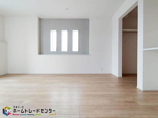 【リビング以外の居室】マンションと違い部屋数が多いのが戸建てのメリットです。ご家族が増えたことで手狭に感じていた住まいも戸建てでは各居室プライバシーを保つことができます。住まいにゆとりが生まれ心もリラックスできます♪