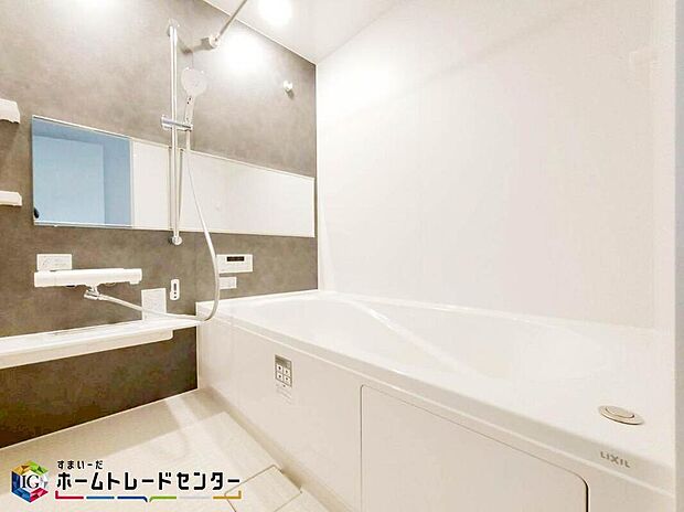 【浴室】お子様と一緒に入ってもゆったり寛げる1坪タイプのシステムバス。水をはじくのが早く乾きやすくカビの発生を防ぐドライ床＆標準仕様簡単ヘアキャッチャーも付いていますので一番最初に味わう【綺麗】を長く保てます