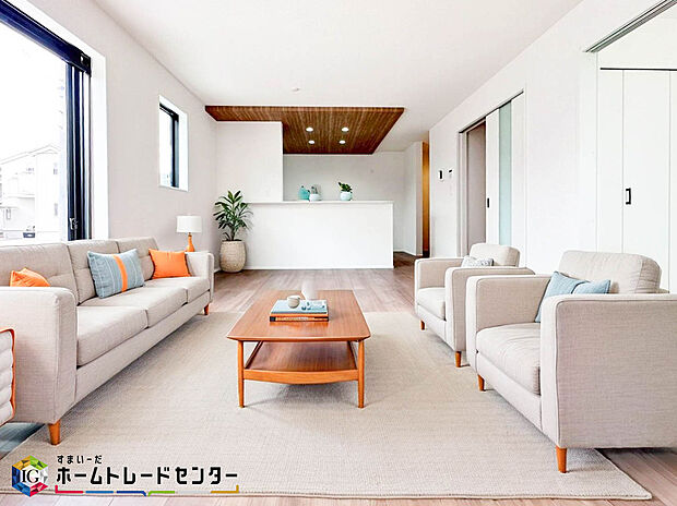 【LDK】家族みんなが揃う場所だからこそ一番に陽当たりを考慮し明るくゆったりとくつろげる場所として設計しております。※こちらはCGで画像生成したイメージ画像になります。家具などは付いておりません。