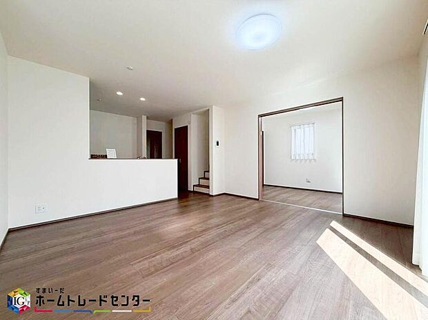 【リビング】南向きのLDKは採光も明るく風通し共に良好です。対面キッチンからはLDが見渡せるのでお子様が遊んでいる様子を見守りながら料理できます。また会話をしながらの調理も可能ですので家族との交流も深まりますね♪