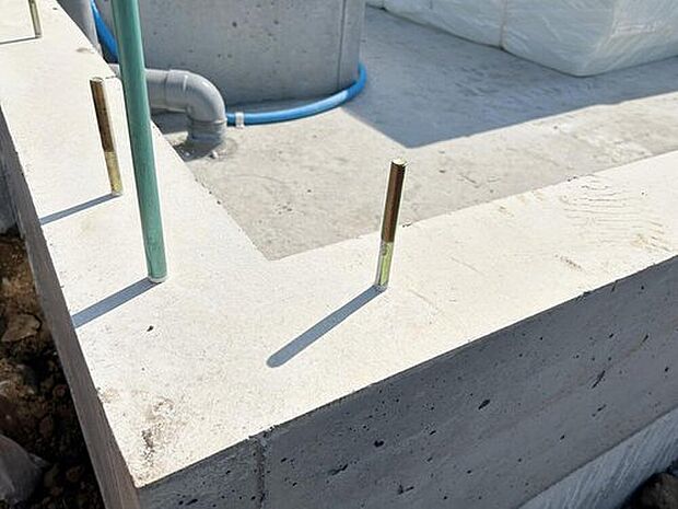 【足元を支えるベタ基礎】立ち上がりと底面全体が一体の鉄筋コンクリート造（仕上がり幅150ｍｍ・底盤厚150ｍｍ）。　「不同沈下」や「地面からの湿気」に対する有効な措置と言えます。　また、基礎と土台とをつなぐアンカーボルトは、大きな地震などにより建物が基礎から外れたり持ち上げられたりしないための役割があります。