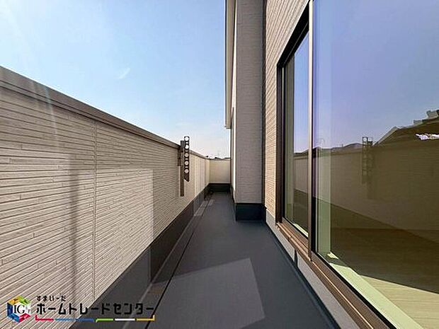 【バルコニー】南からの明るい光が差しこむ陽だまりの空間。南に大きく面したバルコニーでお洗濯も干せばあっという間に乾きそうで家事もスムーズにこなせますね！乾いたお洗濯物からは太陽の匂いが感じられる心地よさ。

