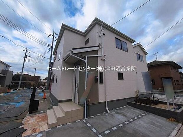 【現地外観写真】美しい緑と良好な住環境が守られてきたこの街に、新築戸建てが誕生致しました。穏やかな空気の流れる落ち着いた住環境です。ぜひ、現地へ足をお運びいただき実際の環境・陽当たりをご確認下さいませ♪