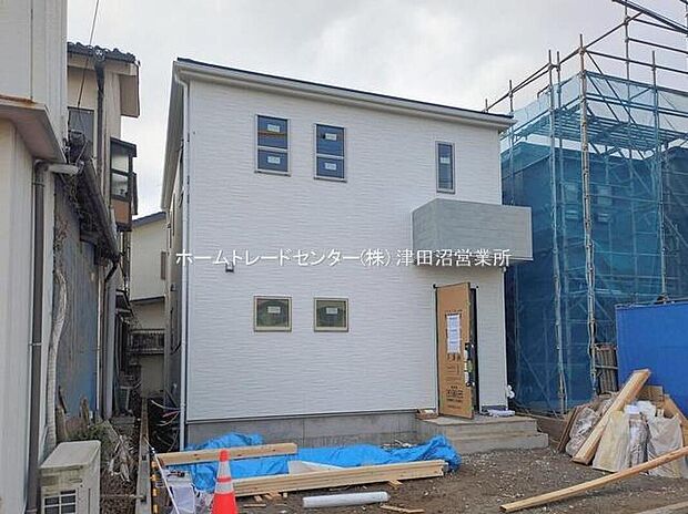【現地外観写真】各居室に収納を完備しております。収納が豊富な住宅は居室空間がしっかりと使えるので暮らしやすさが断然に上がります。荷物を気にすることなく家具の配置をお好み通りにできるのも大きな魅力です。