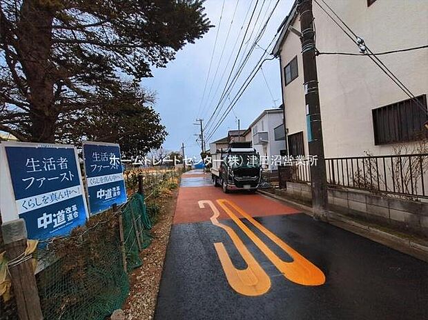 【前面道路含む現地写真】一戸建ての大きなメリットは、「自分の土地」を自由に使えること。好きなペットが飼えるほか、ガーデニングやDIY、車やバイクの手入れなど様々な趣味を楽しめます♪