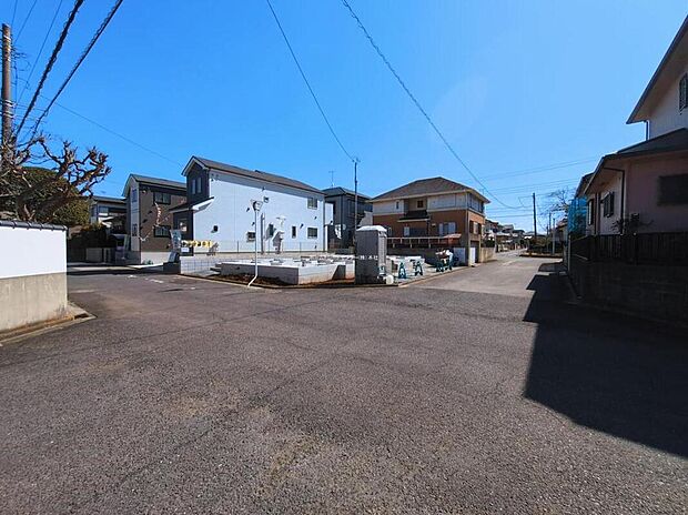 【前面道路含む現地写真】閑静な住宅地で子育て家族にピッタリ。毎日のお散歩も快適な緑に恵まれたエリアで、自然に包まれた穏やかな暮らしを実現するための、ゆとりある住環境が整っています。緑の潤いを感じながらホッと生活できそう。