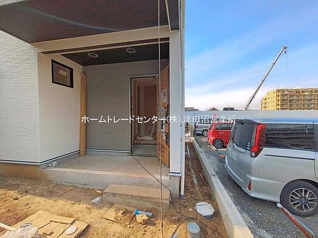 【前面道路含む現地写真】閑静な住宅地で子育て家族にピッタリ。毎日のお散歩も快適な緑に恵まれたエリアで、自然に包まれた穏やかな暮らしを実現するための、ゆとりある住環境が整っています。緑の潤いを感じながらホッと生活できそう。