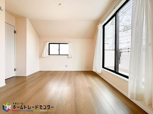 【リビング以外の居室】南向きの窓は一年中温かな陽光が差し込む明るい部屋になります。夏は太陽の位置が高いので、それほど直射日光は入りませんが、冬になると太陽の位置が低くなるため温かい陽光を取り入れやすくお部屋もポカポカです♪