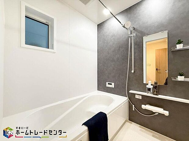 【浴室】親子で一緒に入れてゆったりとくつろぐことのできるバスタブです。ご家族の毎日の疲れを 癒す広々とした空間になっております。また、換気ができる窓もあるので梅雨時の気になる湿気なども換気できて安心ですね♪