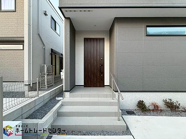【玄関】家の第一印象は玄関で決まるくらい重要な場所。玄関は家の顔といわれますが我が家のセンスをさりげなく感じさせる魅力ある玄関造りも楽しみの一つ。帰宅する度に家族がほっとできる心地よい空間造りも大切ですね♪