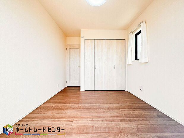 【2階洋室】ダブルベッドのサイズのベッドを配置しても十分な広さを確保できる寝室です♪住んでから後悔しないために、そして何よりゆっくりと安眠できるよう、居心地がよく快適に過ごせる寝室の空間づくりにこだわりましょう。