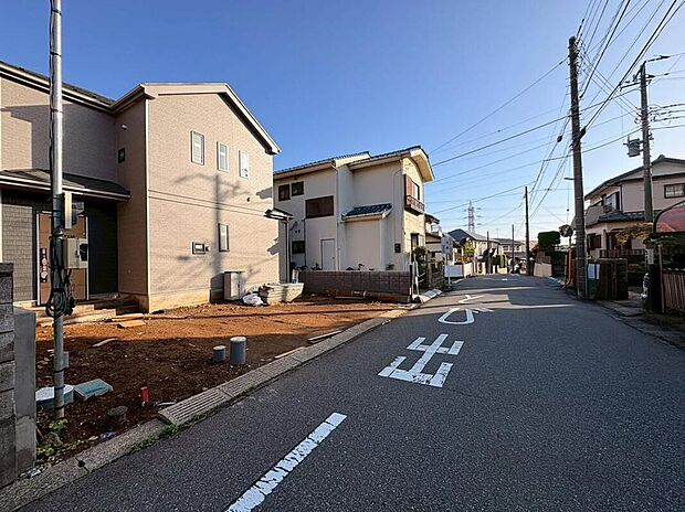 【前面道路含む現地写真】閑静な住宅地で子育て家族にピッタリ。毎日のお散歩も快適な緑に恵まれたエリアで、自然に包まれた穏やかな暮らしを実現するための、ゆとりある住環境が整っています。緑の潤いを感じながらホッと生活できそう。