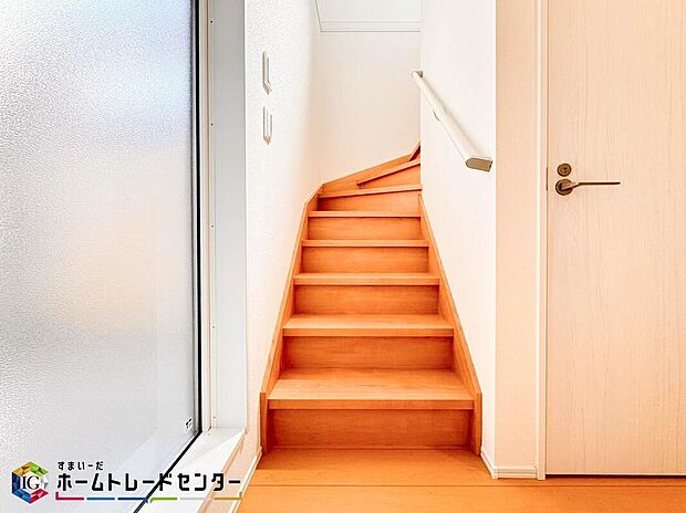 【その他】手すり付ですので階段などでつまずいた時、滑りそうになった時に、手すりがあればつかまることができますので、思わぬ転倒事故を防ぐことができます。年を重ねた後も膝や腰の負担を軽減してくれる役割を持ってます。
