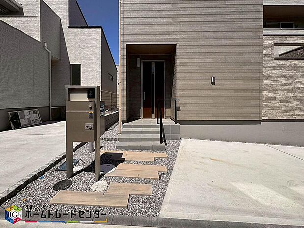 【玄関】玄関アプローチにはお洒落な階段を採用。玄関までの導線が明確になる他、お子様の急な飛び出し、水害にも強いメリットがあります♪ワンランク上のオシャレを兼ねそろえた玄関でお客様をお出迎えできます♪