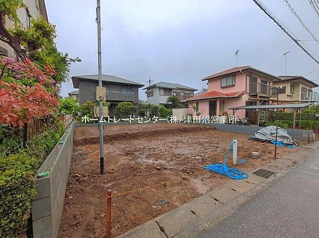 【前面道路含む現地写真】閑静な住宅地で子育て家族にピッタリ。毎日のお散歩も快適な緑に恵まれたエリアで、自然に包まれた穏やかな暮らしを実現するための、ゆとりある住環境が整っています。緑の潤いを感じながらホッと生活できそう。