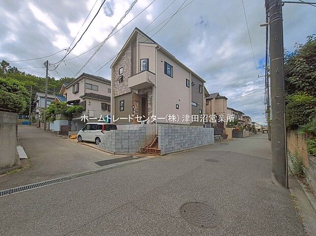 【現地外観写真】美しい緑と良好な住環境が守られてきたこの街に、新築戸建てが誕生致しました。穏やかな空気の流れる落ち着いた住環境です。ぜひ、現地へ足をお運びいただき実際の環境・陽当たりをご確認下さいませ♪