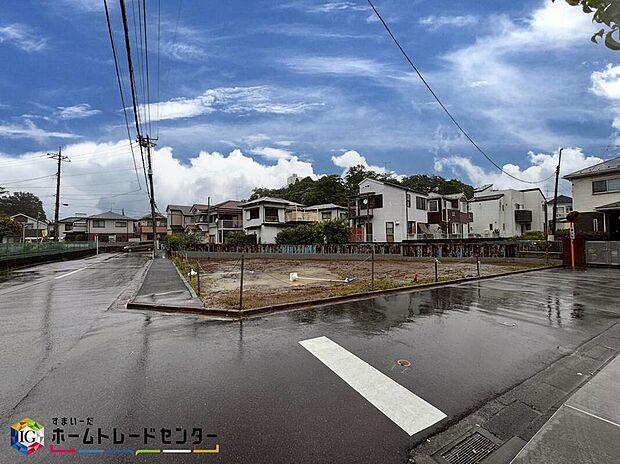 【前面道路含む現地写真】閑静な住宅地で子育て家族にピッタリ。毎日のお散歩も快適な緑に恵まれたエリアで、自然に包まれた穏やかな暮らしを実現するための、ゆとりある住環境が整っています。緑の潤いを感じながらホッと生活できそう。