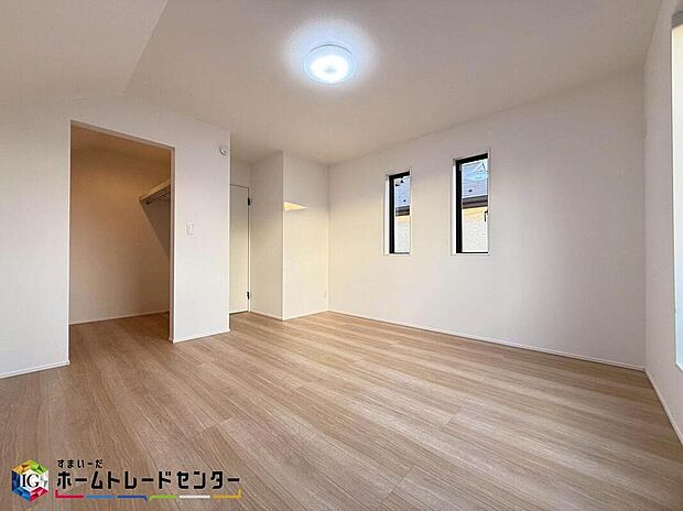 【リビング以外の居室】お子様の自立性を与えてあげられる子供部屋はお子様にとって大変重な役割があります。子供一人で過ごす空間を与えることで、宿題や勉強時間も自然と増えまた自ら部屋の片付けや掃除なども促すことに繋がります。