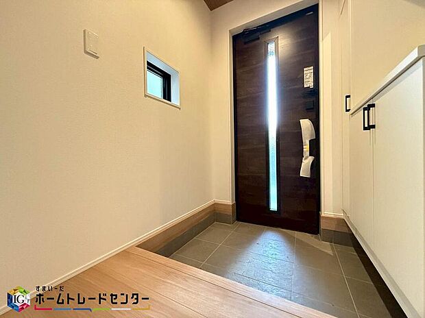 【玄関】下駄箱は可動棚タイプになっていますので、脚の長いブーツや長靴もたっぷり収納いただけます。いつも気持ちよくご家族をむかえられるよう、玄関下駄箱収納をフル活用してスッキリとした玄関を保ってください。