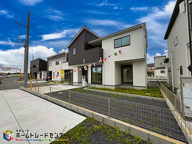 【現地外観写真】美しい緑と良好な住環境が守られてきたこの街に、新築戸建てが誕生致しました。穏やかな空気の流れる落ち着いた住環境です。ぜひ、現地へ足をお運びいただき実際の環境・陽当たりをご確認下さいませ♪
