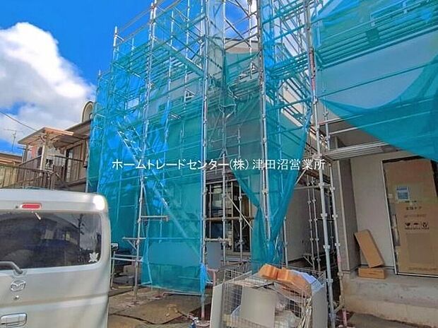【現地外観写真】美しい緑と良好な住環境が守られてきたこの街に、新築戸建てが誕生致しました。穏やかな空気の流れる落ち着いた住環境です。ぜひ、現地へ足をお運びいただき実際の環境・陽当たりをご確認下さいませ♪