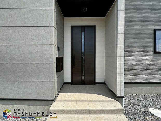【玄関】家の第一印象は玄関で決まるくらい重要な場所。玄関は家の顔といわれますが我が家のセンスをさりげなく感じさせる魅力ある玄関造りも楽しみの一つ。帰宅する度に家族がほっとできる心地よい空間造りも大切ですね♪