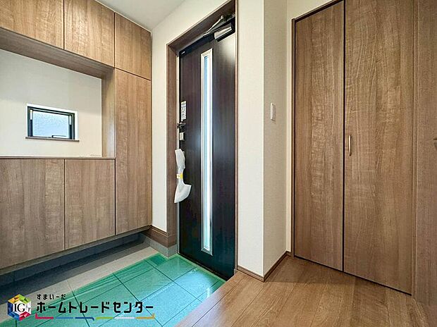 【玄関】下駄箱は可動棚タイプになっていますので、脚の長いブーツや長靴もたっぷり収納いただけます。いつも気持ちよくご家族をむかえられるよう、玄関下駄箱収納をフル活用してスッキリとした玄関を保ってください。