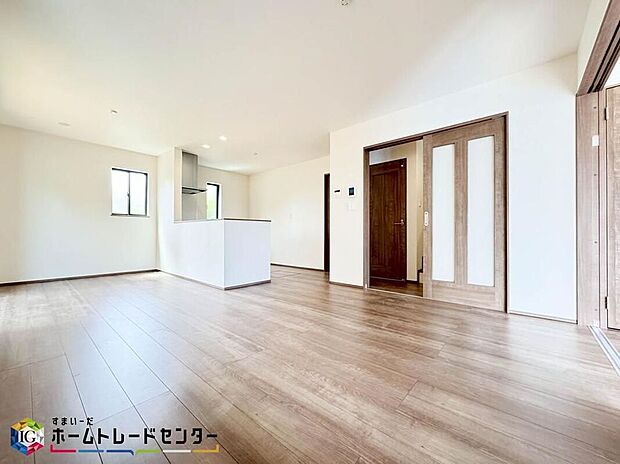 【リビング】家族みんなが揃う場所だからこそ一番に陽当たりを考慮し明るくゆったりとくつろげる場所として設計しております。