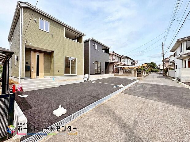 【前面道路含む現地写真】隣家との距離も、前面道路の幅員も充分にございますので、プライベートにも配慮されたお住まいとなっております。ゆとりの広さは魅力的です。