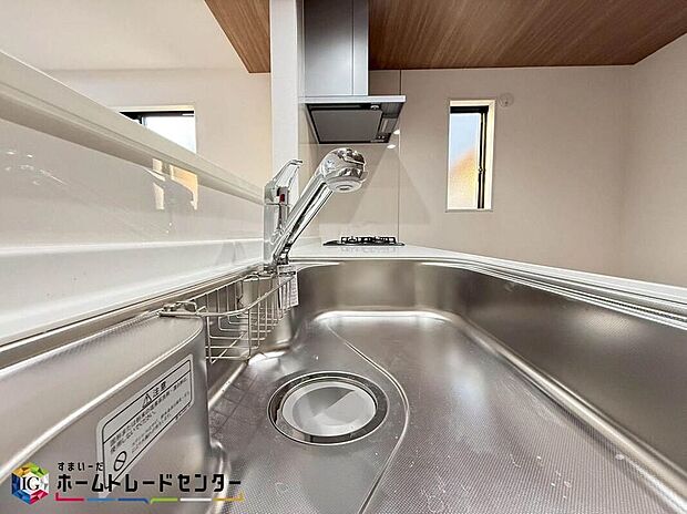 【キッチン】大きくて使いやすいシンクは一度に沢山の洗い物が可能。キッチン自体が広いので、食器用水切り網をおいてもまだまだスペースあり。調味料などをディスプレイし、お洒落なキッチンを演出してみてはいかがでしょうか。
