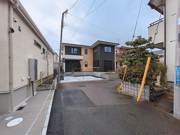 【前面道路含む現地写真】閑静な住宅地で子育て家族にピッタリ。毎日のお散歩も快適な緑に恵まれたエリアで、自然に包まれた穏やかな暮らしを実現するための、ゆとりある住環境が整っています。緑の潤いを感じながらホッと生活できそう。