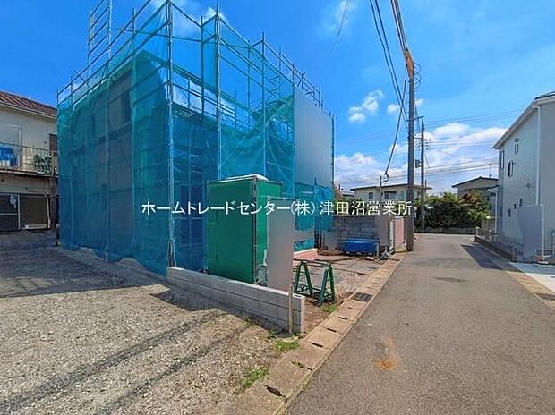 【前面道路含む現地写真】四季を通じて自然と触れ合えるスポットが周辺には盛りだくさん!お散歩やジョギング、週末のご家族での遊びに最適です。目の前に広がる開放感とゆとり、暮らしの夢を育む理想の住まいがここにはあります。