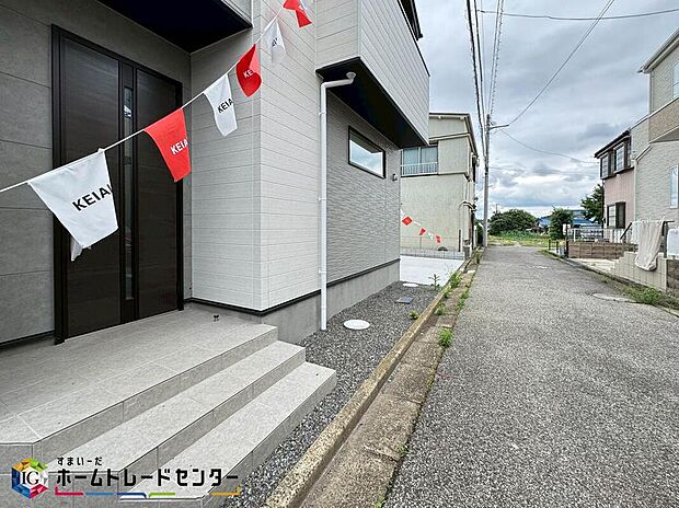 【玄関】上質感漂う玄関へのアプローチ。居住者の帰り、訪れる方を優しく迎える・安らぎに満ちた生活空間を予感させる。健やかな暮らしを楽しめそう♪