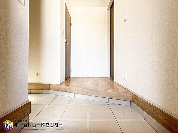 【玄関(同仕様物件)】散らかりがちな玄関もスッキリと保てる玄関収納は、家の中に入る時一番最初に目に付く場所だからこだわりたいですよね!木目調の落ち着いた雰囲気の色目が、お部屋の雰囲気をそのまま表している家の顔です。