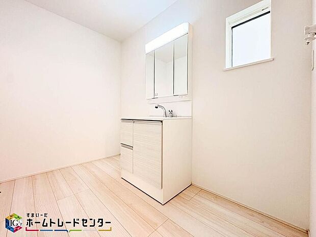 【洗面台・洗面所】三面鏡ならではの収納力、シャンプードレッサーならではの機能性、どちらも採用しております。汚れが落ちやすいすべり台ボウルは手入れもしやすく日々の生活を陰ながら支えてくれる仕様となっております。