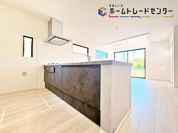 【キッチン】(1号棟)キッチンで作ったお料理もカウンター越しで受け渡しが可能なので、ママの家事の負担も軽減されますね♪キッチンとダイニングが1つの空間のようになりますので、部屋が広々とした感じを受けます。