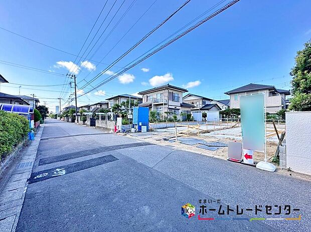 【前面道路含む現地写真】毎日のお散歩も快適な緑に恵まれた閑静な住宅地は、伸び伸びスローライフを叶えてくれます。自然豊富な季節の移ろいを身近に感じられる環境で子育てすれば、お子様もきっと素直に成長してくれるはずです！