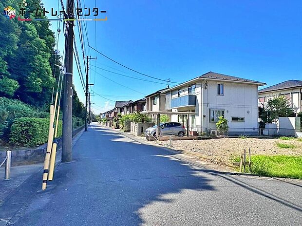 【前面道路含む現地写真】閑静な住宅地で子育て家族にピッタリ。毎日のお散歩も快適な緑に恵まれたエリアで、自然に包まれた穏やかな暮らしを実現するための、ゆとりある住環境が整っています。緑の潤いを感じながらホッと生活できそう。