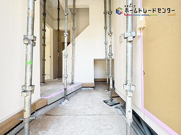 【玄関】吹き抜けの開放感と充実の土間収納が魅力的な玄関！コンパクトな土間収納を備えており、普段履きの靴や日用品をサッとしまえて玄関周りをいつでもスッキリ美しく保てます♪