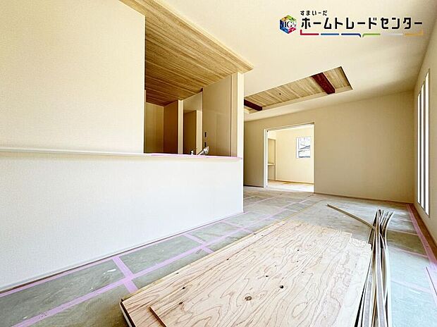 【リビング】家族の食事や団らんのほか、お子様を遊ばせたり友人を招いたりするＬＤＫは住まいの中心。長時間過ごす場所だからこそ、陽当たりの良さ・居心地の良さなどお住まい探しの一番重要なポイントになります！