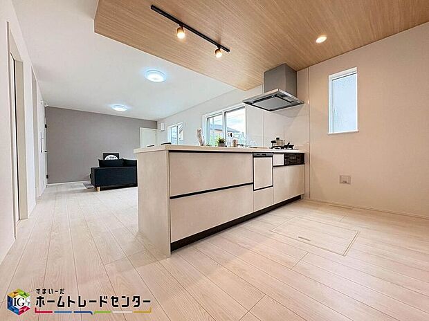 【キッチン】キッチンで作ったお料理もカウンター越しで受け渡しが可能なので、ママの家事の負担も軽減されますね♪キッチンとダイニングが１つの空間のようになりますので、部屋が広々とした感じを受けます。