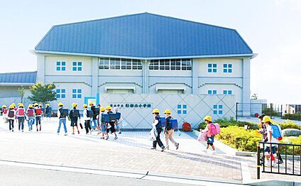 茨木市立彩都西小学校 約1440～1560m(徒歩18～20分)
