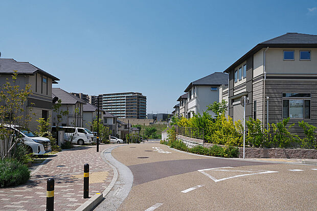 【【街並み】】安全に車が行き交うラウンドアバウトや、電柱がなく歩きやすい歩道、ゆとりのある道幅など、小さなお子様からご高齢の方まで安心・安全に暮らせるよう配慮した街並みです。