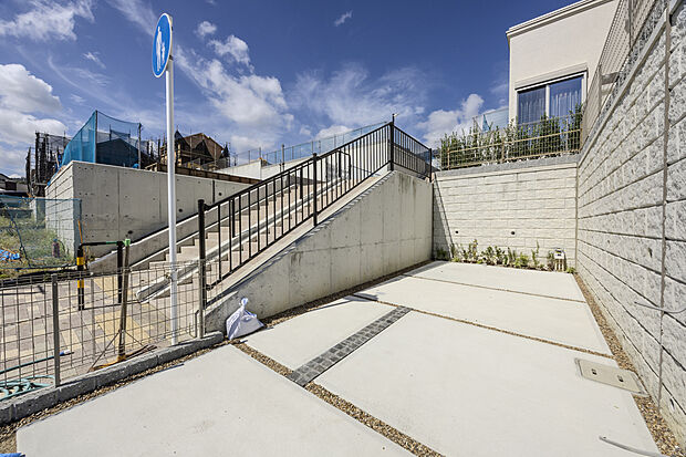 【【7-8号邸コンセプトハウス】】縦列で2台駐車可能なカースペースをご用意(車種制限有)。ご夫婦それぞれのお車を所有したり、ゲスト用の駐車スペースとしても活躍します。