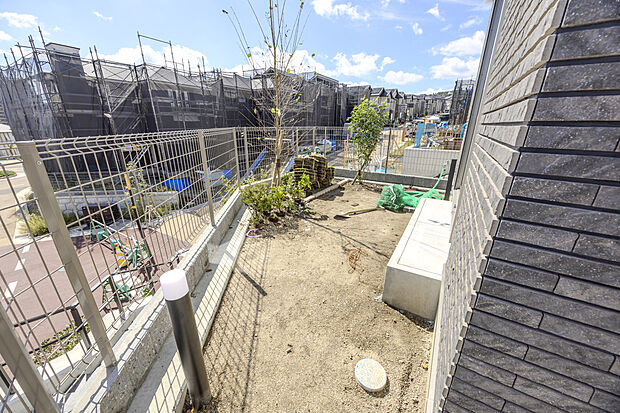 【【7-8号邸コンセプトハウス】】陽当りの良い南庭です。お天気の良い日はご家族の憩いの場となりそうです。花壇を設けているので気軽にガーデニングも楽しめます。