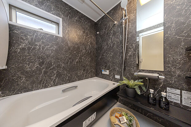 【【バスルーム】】心ゆくまでリラックスできるユニットバス。冬場の床の冷たさを軽減する「カラリ床」、雨天時の洗濯や冬場の入浴前の予備暖房などに便利な浴室暖房乾燥機「カワック」も標準装備し、快適なバスタイムを叶えます。アクセントパネル1面のカラーセレクトが可能です。※アクセントパネル4面は有償のグレードアップオプションです。/7-8号邸コンセプトハウス